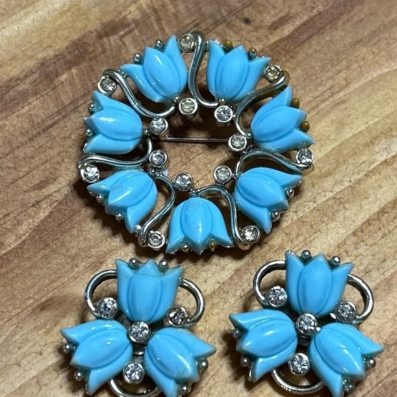 Kramer Jewelry - Vintage Kramer Broach and clip on earrings Floral Set